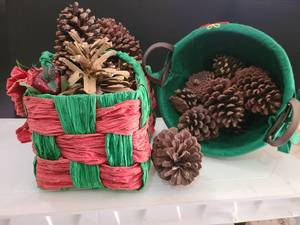 lot 3078 image: 2 Baskets with pinecones