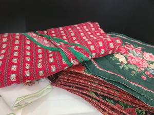 lot 3080 image: Christmas table cloth, napkins, and placemats