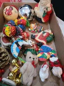lot 3084 image: Christmas ornaments