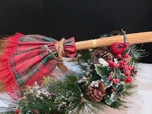 lot 3085 image: Christmas Decor. Swag and broom