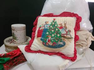 lot 3091 image: Christmas tins and more