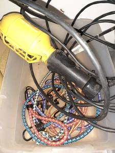 lot 3147 image: Drop light and bungee cords