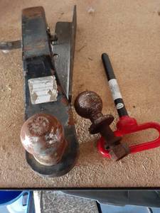 lot 3150 image: Hitch with extra pin and ball