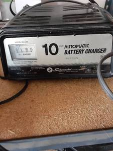 lot 3153 image: 10 Amp Battery charger