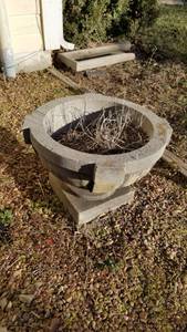 lot 4002 image: Cement pot 14 x 21