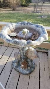 lot 4003 image: Tree house bird bath 27 x 23