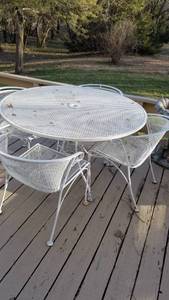 lot 4004 image: White wrought iron patio table and 4 chairs