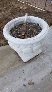 lot 4007 image: Ceramic pot 19 x 21