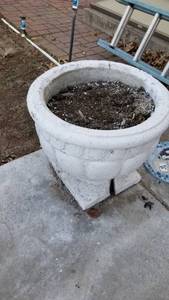 lot 4008 image: Ceramic pot 19 x 21