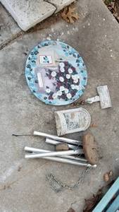 lot 4009 image: Wind chimes and garden decor