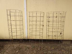 lot 4101 image: Tomato cages lot of 3