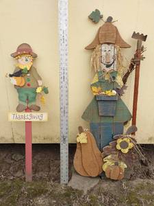 lot 4104 image: Thanksgiving and fall wooden scarecrow yard decor