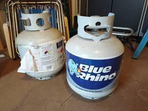 lot 4127 image: Blue Rhino propane tank (nearly full) with empty propane tank