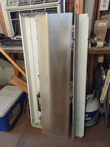 lot 4132 image: Fluorescent light fixture 48 in long