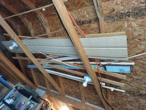 lot 4133 image: Wood and pvc pipe scraps