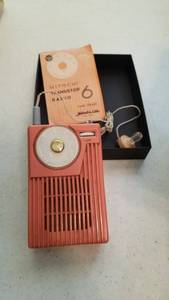 lot 1510 image: Vintage Hitachi transistor radio