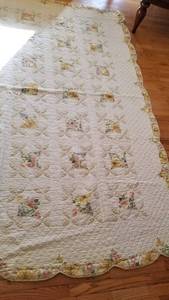 lot 1530 image: Quilt hand stitched (good condition, stain on back doesnt show thru) approx 7 ft x 7 ft