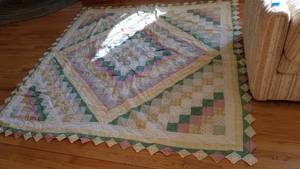 lot 1531 image: Quilt hand stitched (good condition) approx 6 ft x 6 ft