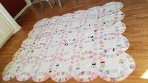 lot 1533 image: Quilt hand stitched (good condition) approx 5 ft x 6 ft