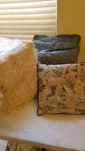 lot 1534 image: Decorative pillows