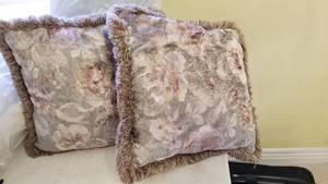 lot 1535 image: Decorative pillows