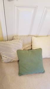 lot 1536 image: Decorative pillows