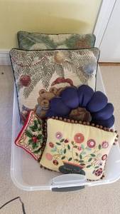 lot 1539 image: Decorative pillows