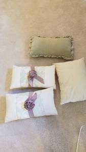 lot 1540 image: Decorative pillows