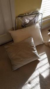 lot 1541 image: Bed pillows