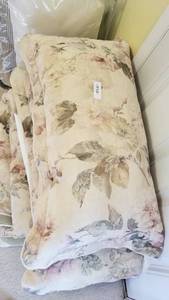lot 1542 image: Queen reversible comforter, bedskirt and 2 pillow shams