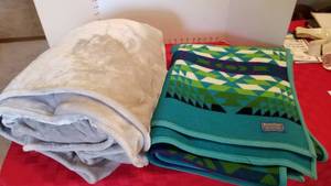 lot 1546 image: Beaver State Pendleton Woolen Mills reversible wool blanket and plush blanket