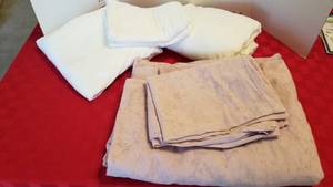 lot 1548 image: Queen size set (very soft) fullqueen fitted with 2 pillowcases