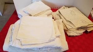 lot 1550 image: Twin fitted and flat sheets (one white complete sheet)