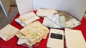 lot 1552 image: 4 reversible pillow shams, pillowcases and pillow protectors