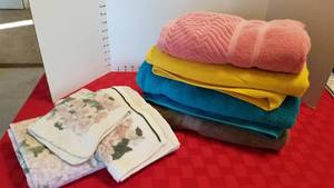 lot 1553 image: Bath towels, bath, hand and washcloth set