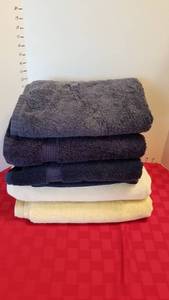 lot 1555 image: Bath towels