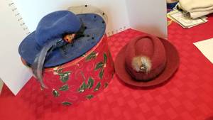 lot 1559 image: 2 wool hats and hat box