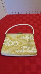 lot 1570 image: Beaded clutch