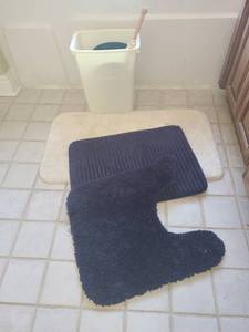 lot 1747 image: Bathroom rugs, trash cans and back scratcher