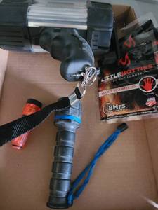 lot 3200 image: Few more flashlights and some pocket hand warmers