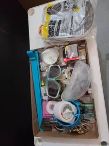 lot 3204 image: Miscellaneous junk drawer items.