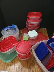 lot 3207 image: Miscellaneous plastic food storage containers. With extra lids