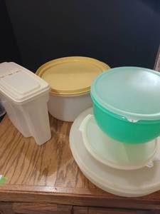 lot 3208 image: Tupperware and more