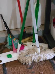 lot 3212 image: Libman dusters and more dusters