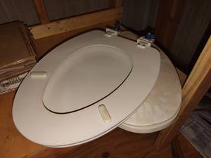 lot 4235 image: Toilet seats