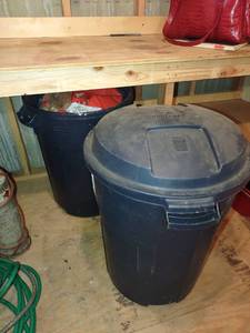 lot 4266 image: Rubbermaid roughneck trashcans