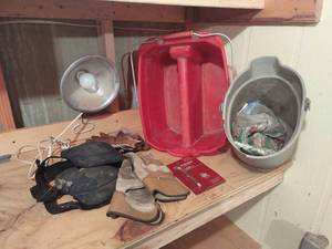 lot 4269 image: Cleaning bucket with work gloves and clamp reflector light