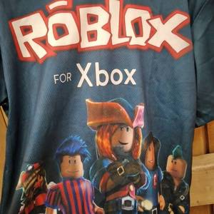 lot 8583 image: ROBLOX SHIRT  XS