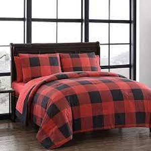 lot 3065 image: Buffalo Plaid Comforter Set (King Size)