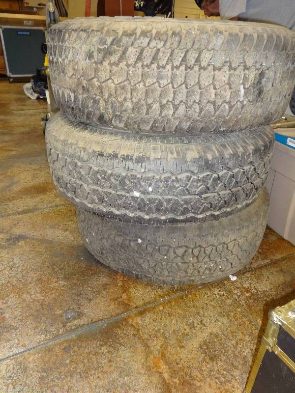 lot 2872 image: 3 Truck Wheels and Tires size 2756518